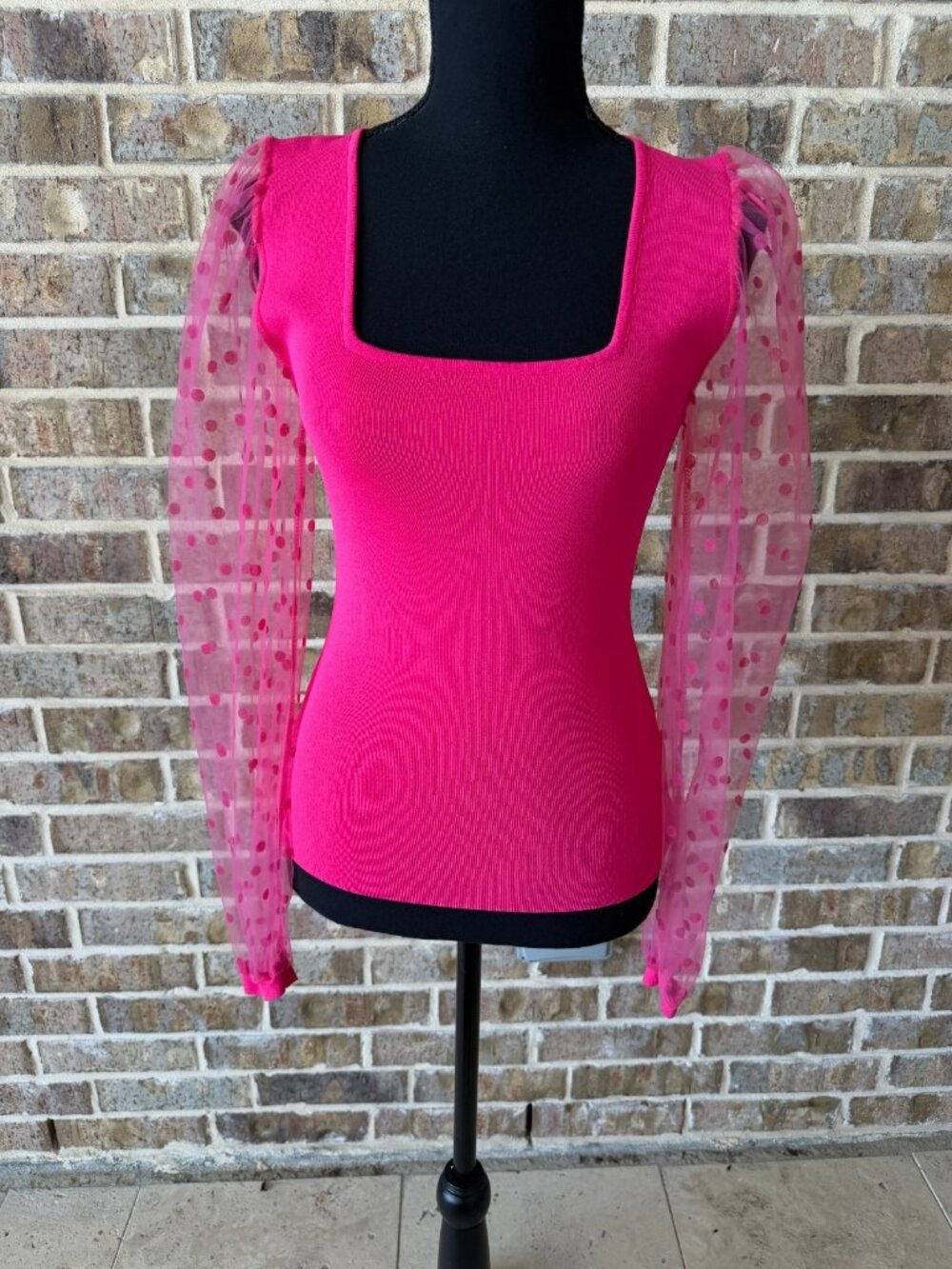 ee:some polka dot fitted top pink color ribbed texture square neck medium